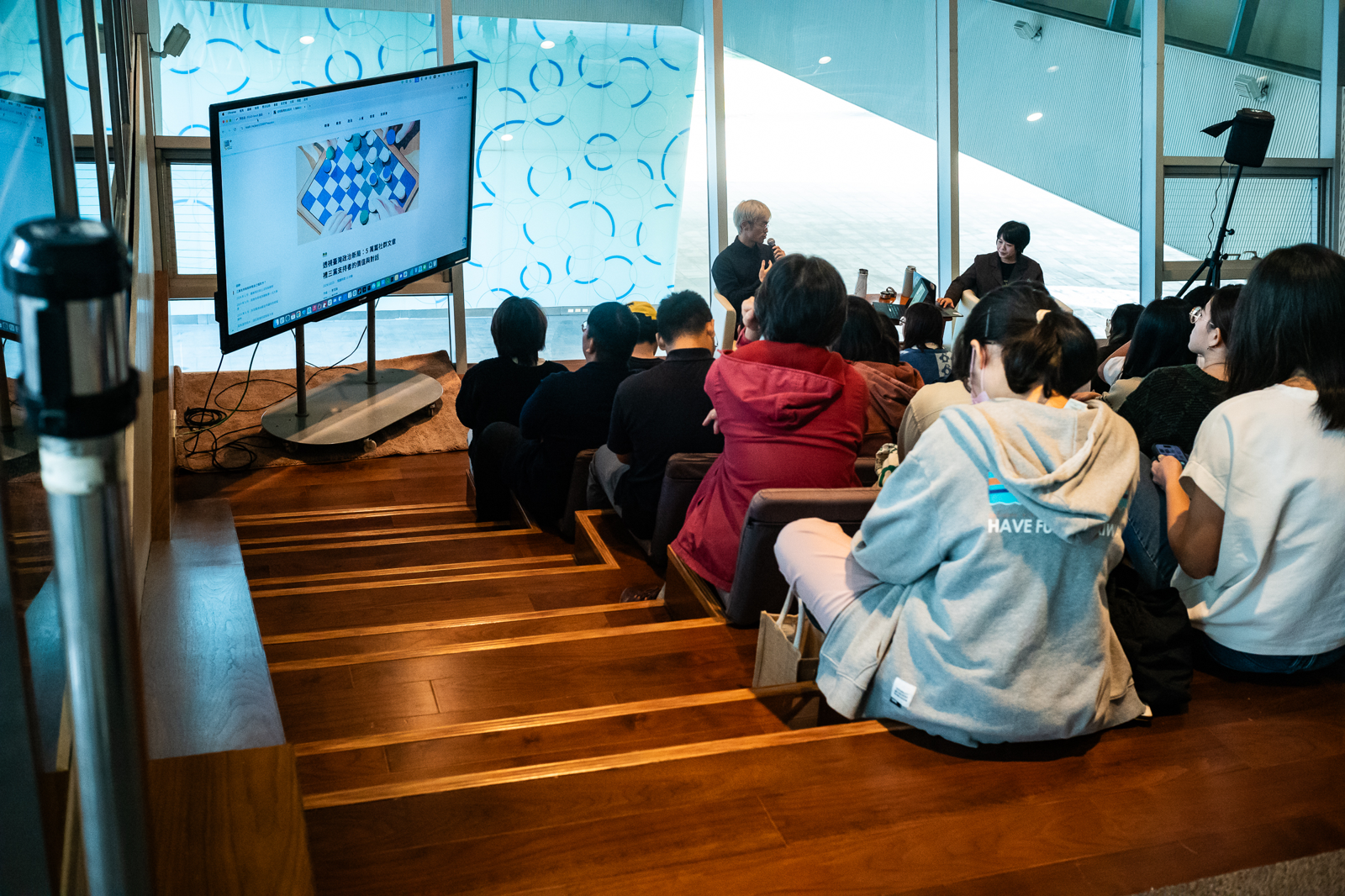 同溫層的失溫練習：不同意識形態的人如何對話？ Live Podcast feat. 「不好意思請問一下」劉致昕｜READr Mesh  系列講座會後紀錄@ 高雄總圖階梯教室-